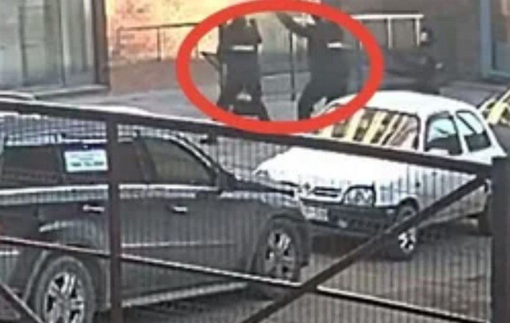 Imagini TERIFIANTE: O tânără răpită și violată sare de la etaj, iar doi poliţişti încearcă să o prindă